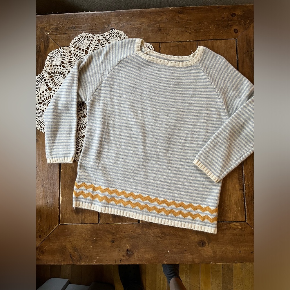 Women’s knitted sweater. Size M?